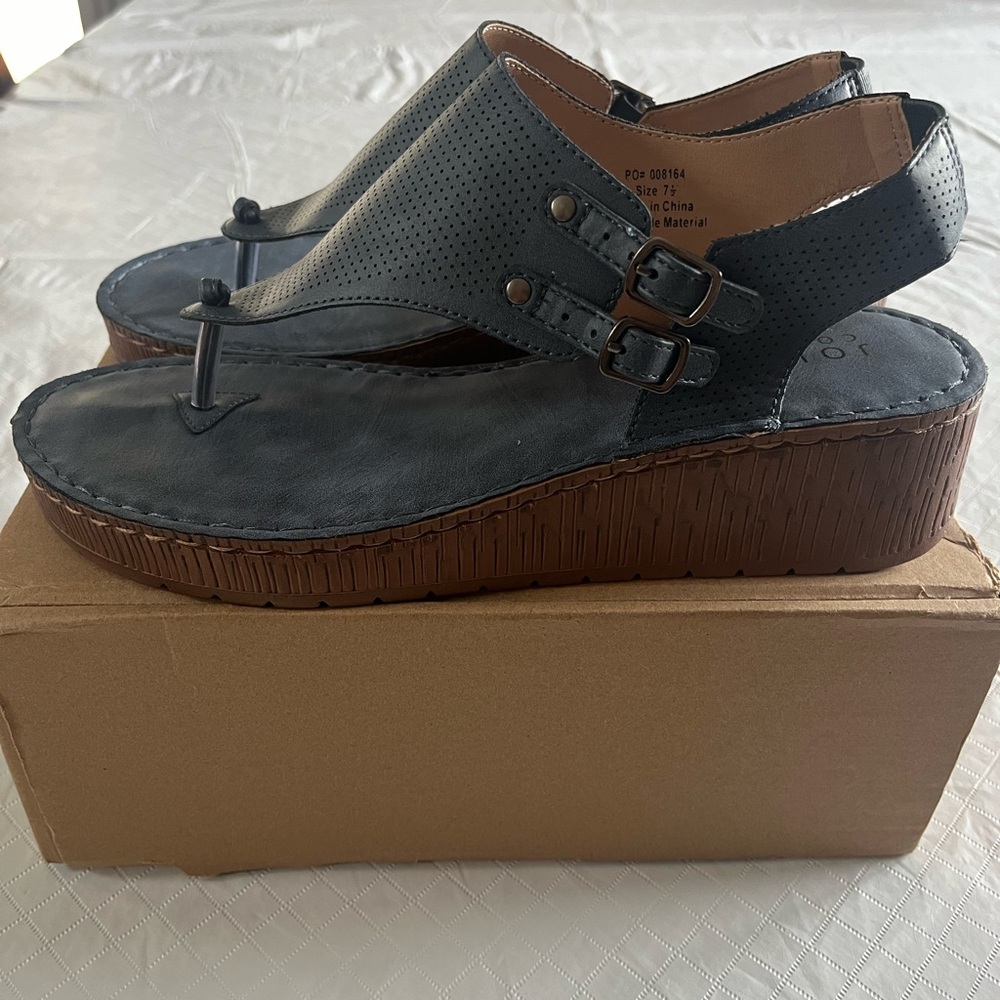 NWT Journee Collection Mckell wedge sandal size 7.5 in Blue